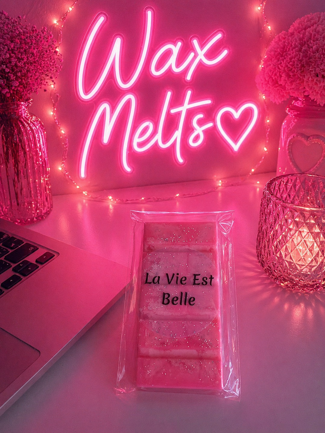 La Vie Est Belle snap bar